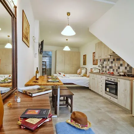 Costas Apartment Mantouki